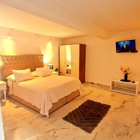 Ante 1 Hvar Center, Pool شقة